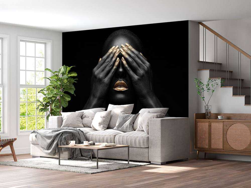 Femme avec les mains devant les yeux