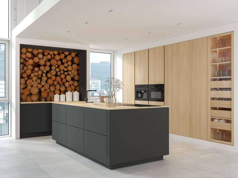 Pile de troncs d'arbres sombres