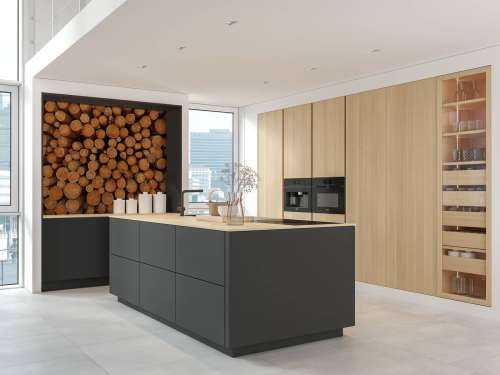 Pile de troncs d'arbres sombres