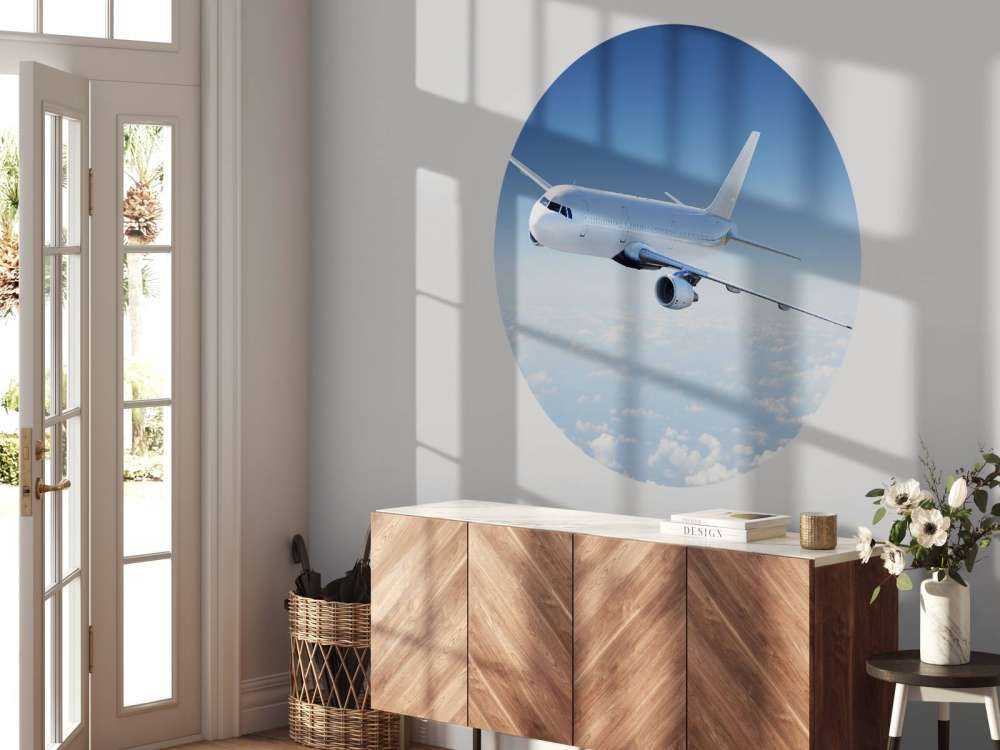 Un avion au-dessus des nuages