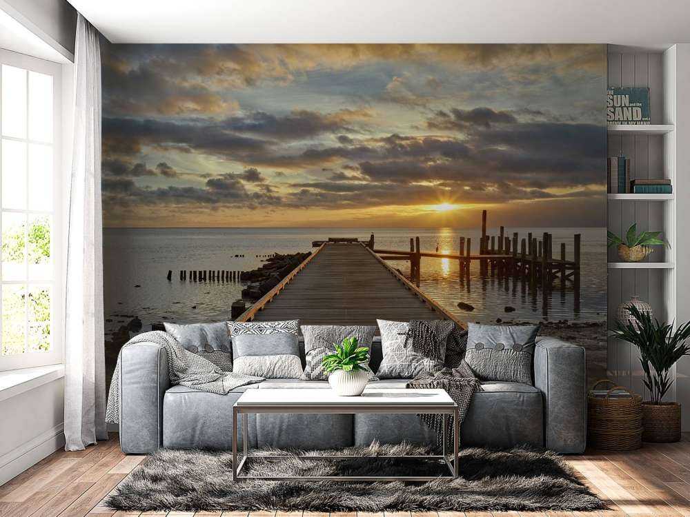 Jetée en bois avec le lever du soleil