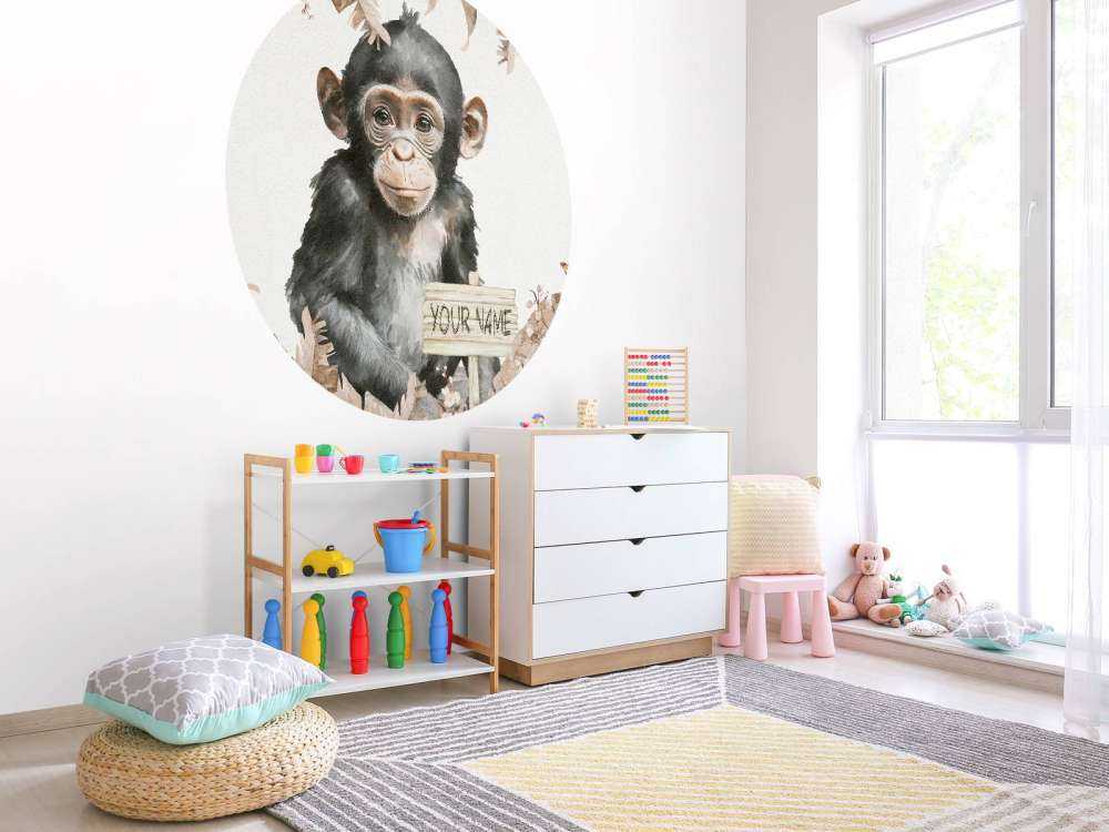 Bébé chimpanzé dans la jungle taupe