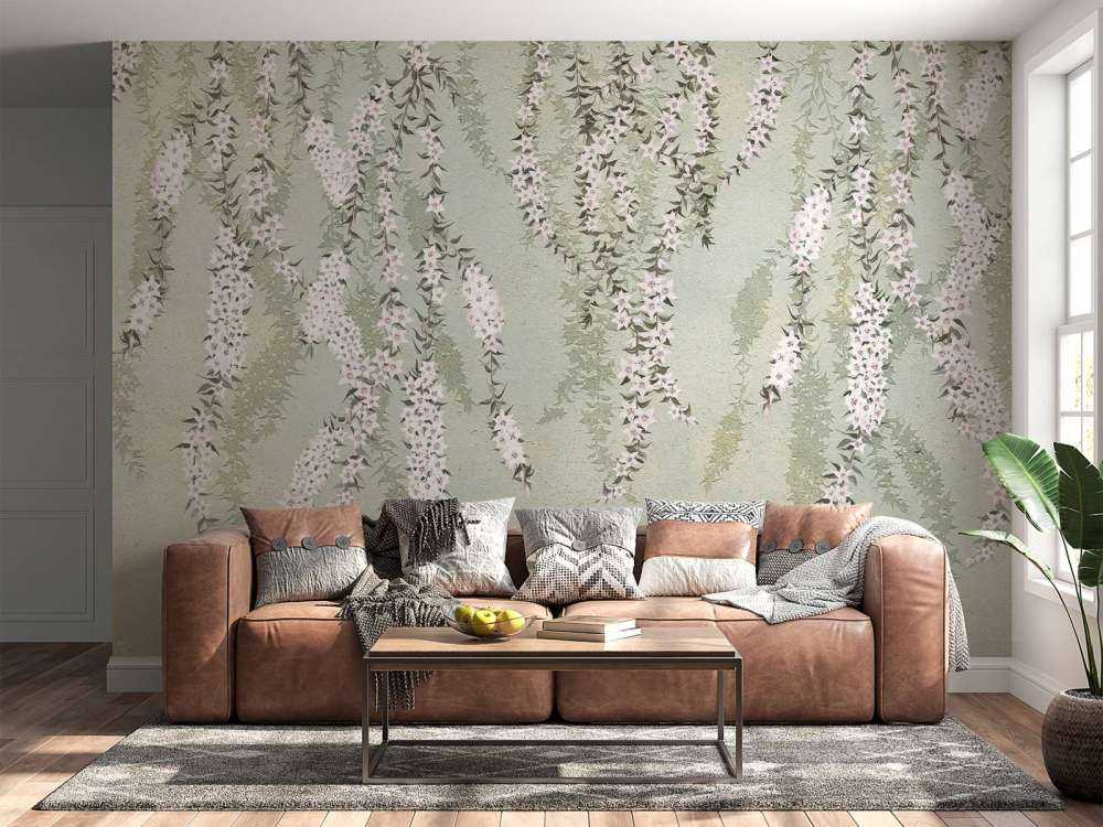 Branches de fleurs sur un mur en béton vert