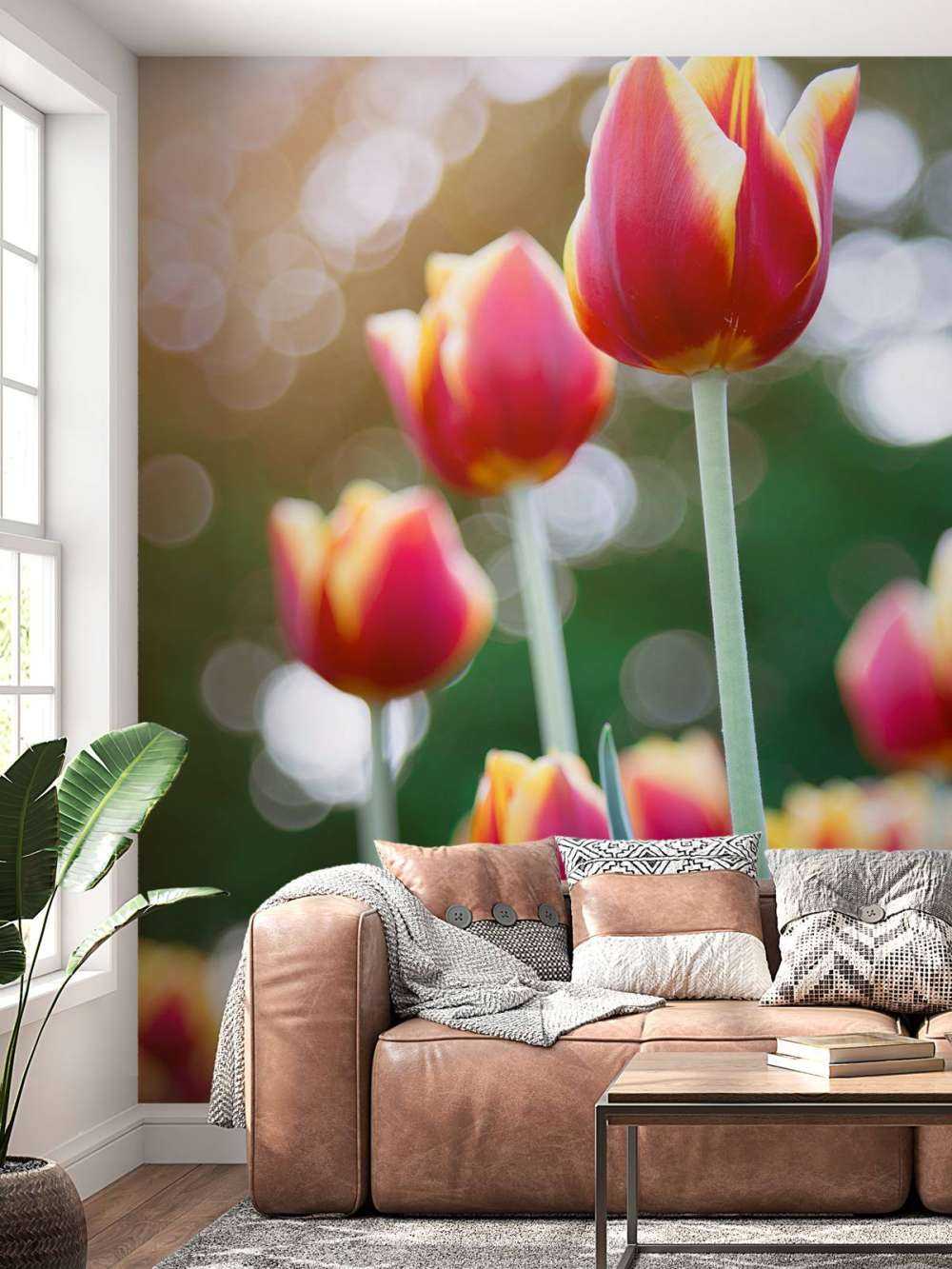 Rouge avec des tulipes jaunes