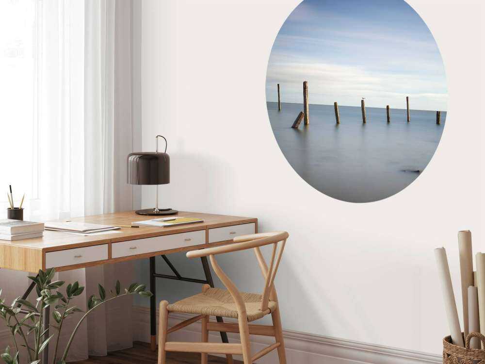Vieux poteaux de bois dans la mer