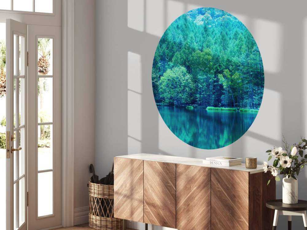 Lac dans une forêt verte