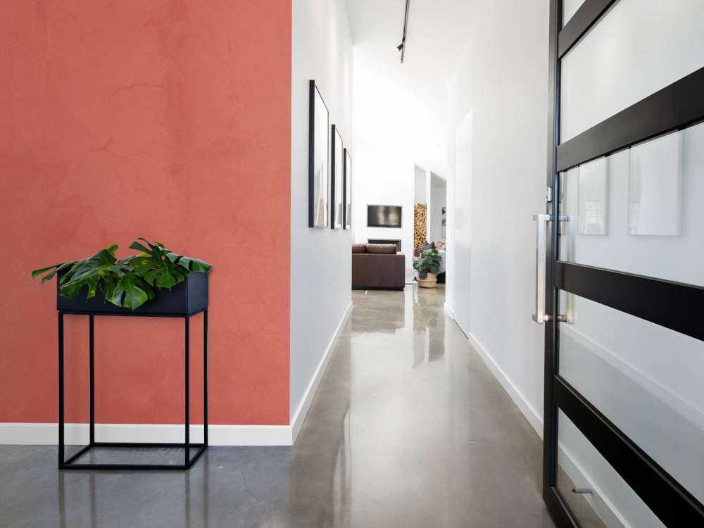 Béton rouge décoloré