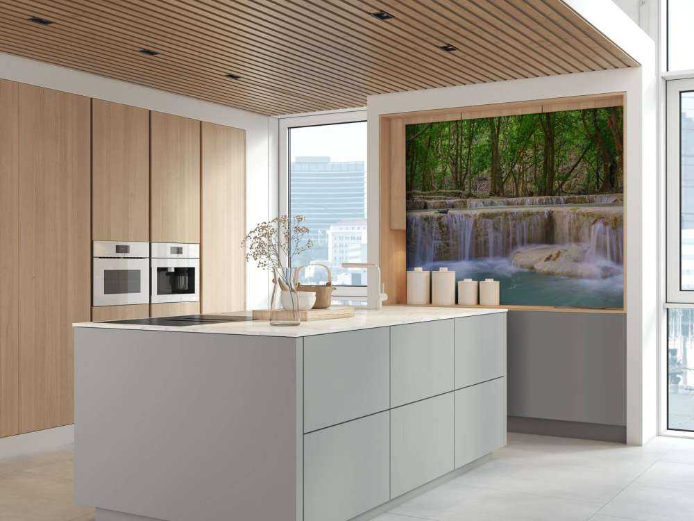 Chute d'eau dans une forêt tropicale profonde