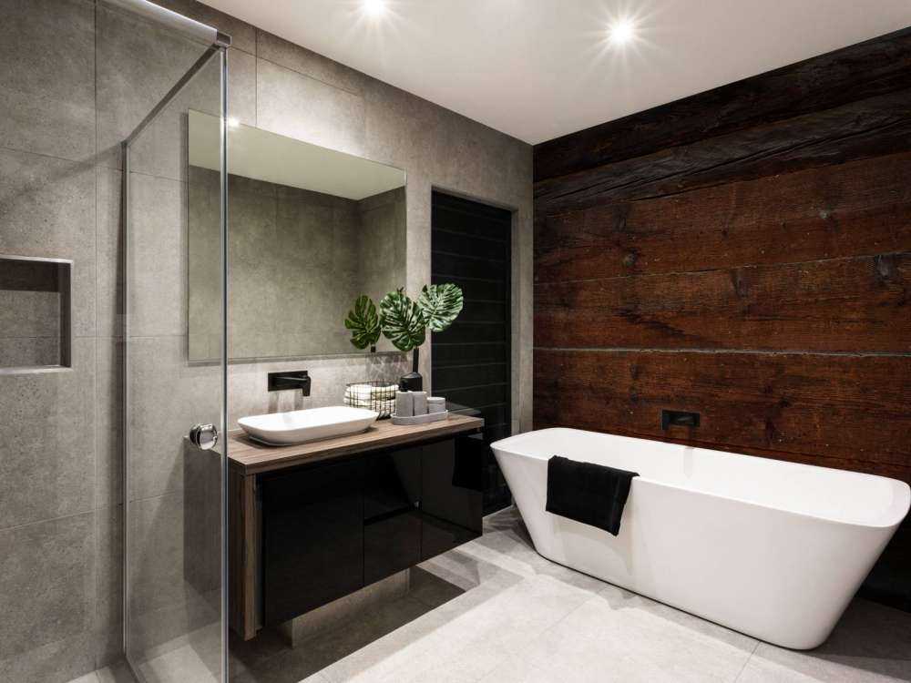Diverses planches de bois foncé