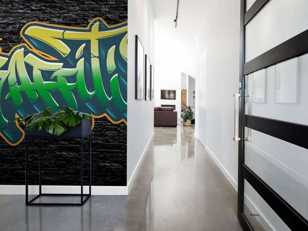 Graffiti sur un mur de briques noires