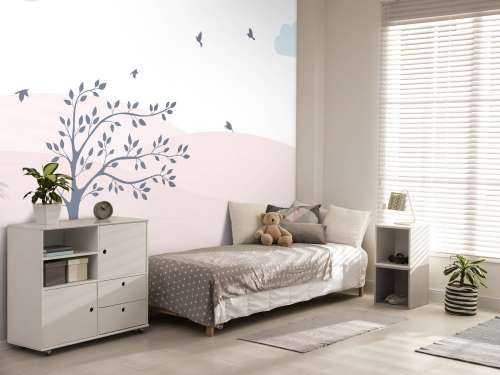 Des collines roses avec un arbre