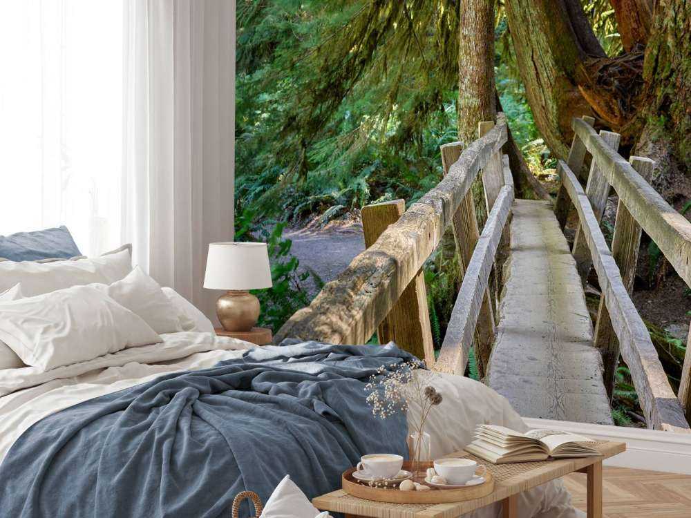 Pont en bois à travers la forêt