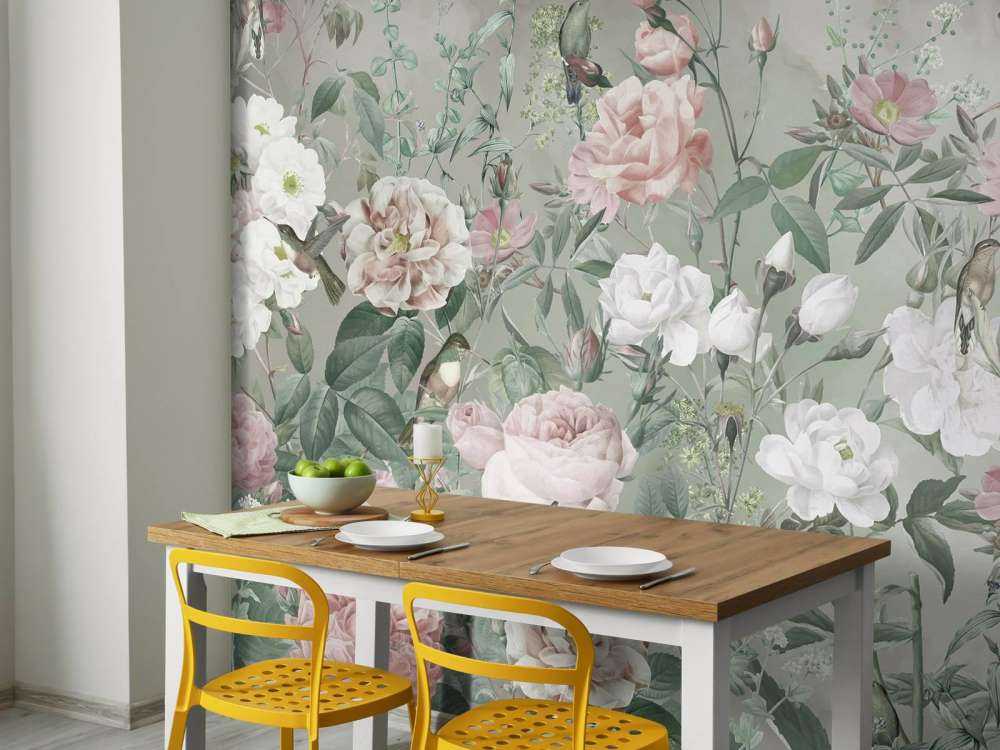Oiseaux dans le jardin de roses