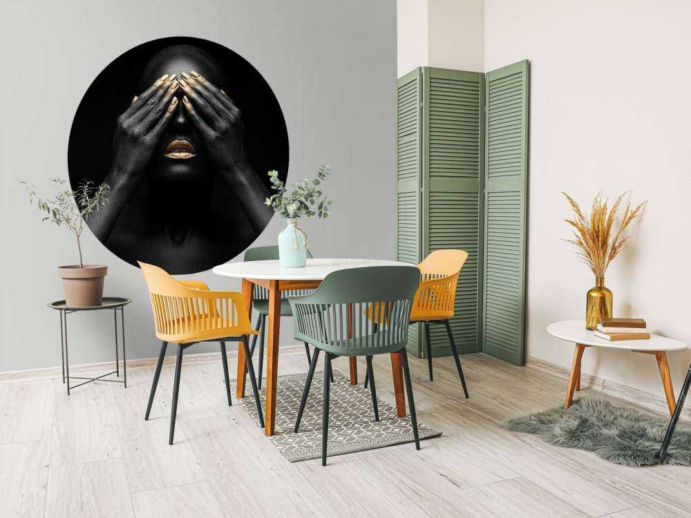 Femme avec les mains devant les yeux