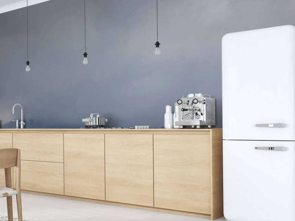 Nuages au-dessus des arbres dans les montagnes