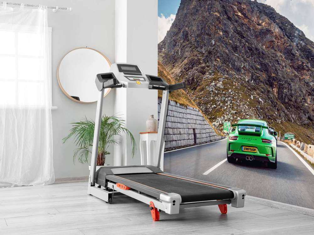 Bergpass avec voiture de sport