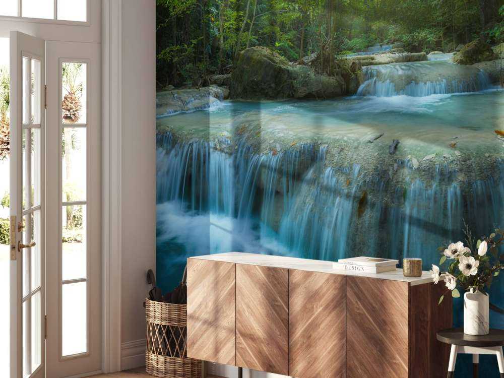 Belle chute d'eau profonde