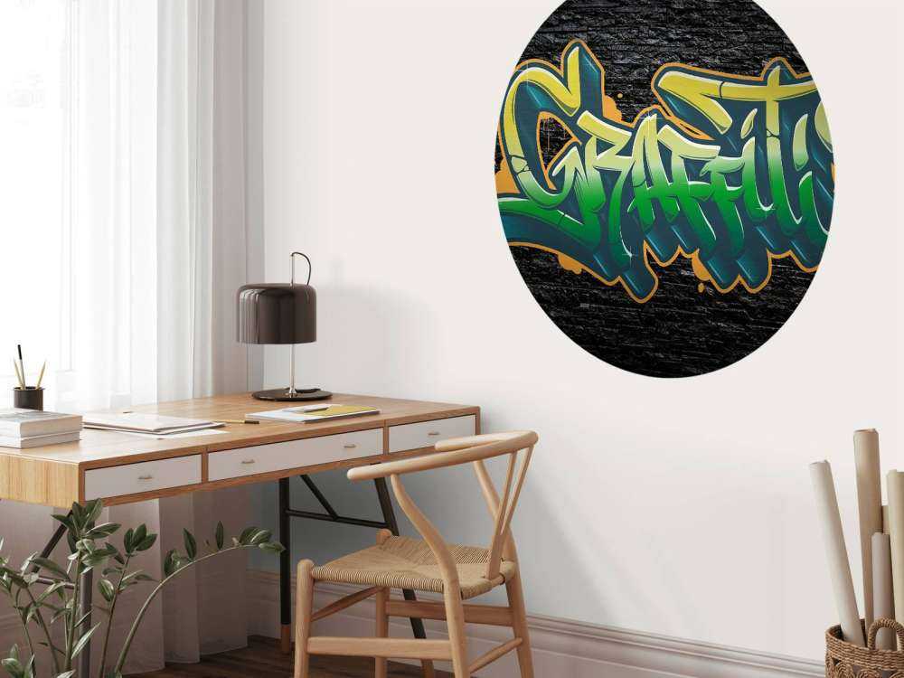 Graffiti sur un mur de briques noires