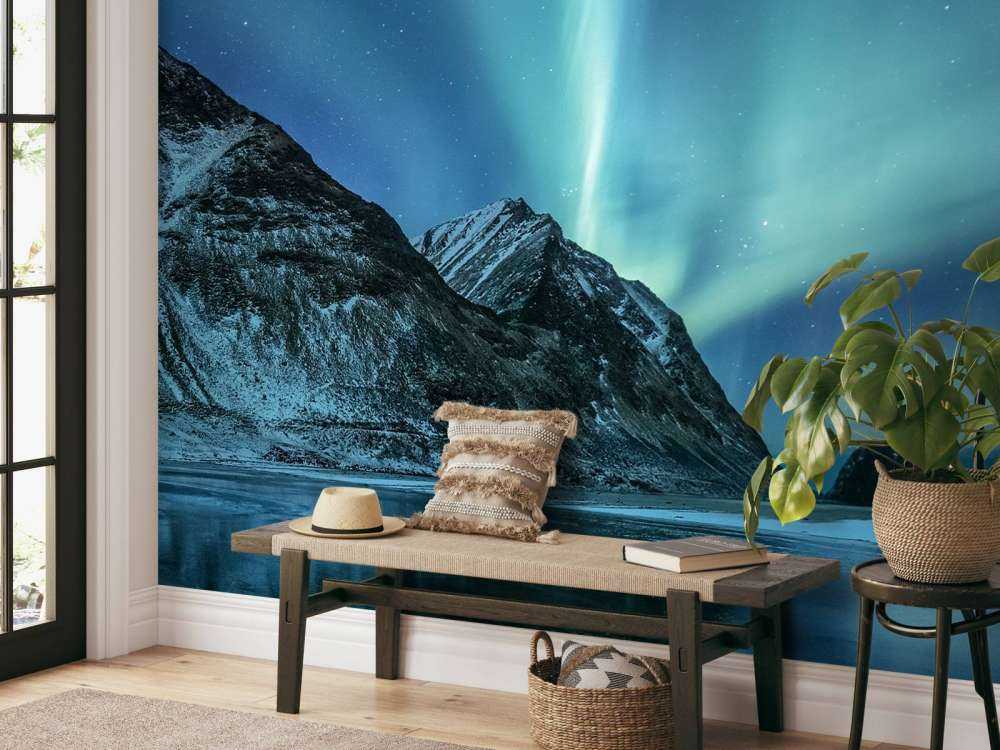 Des aurores boréales vertes au-dessus des montagnes