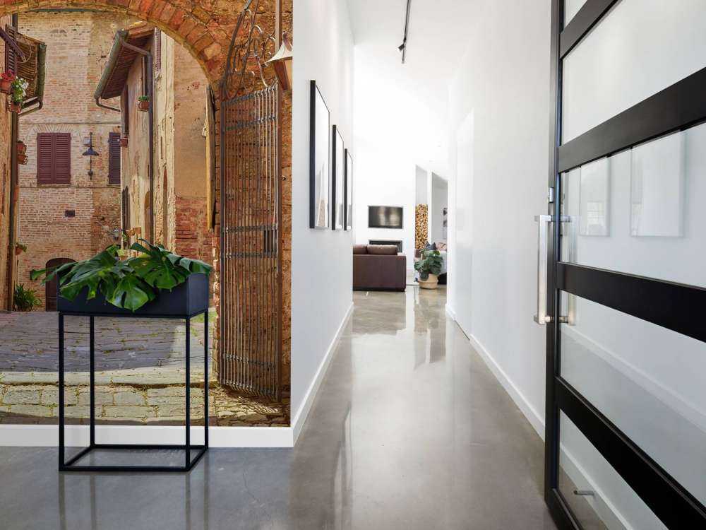 Rue avec arc et portail