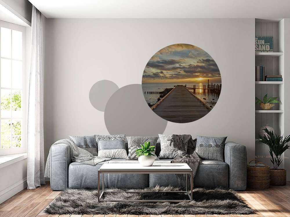 Jetée en bois avec le lever du soleil