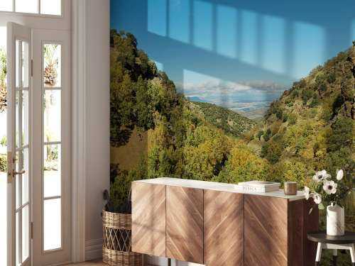 Regarder à travers le paysage de montagne