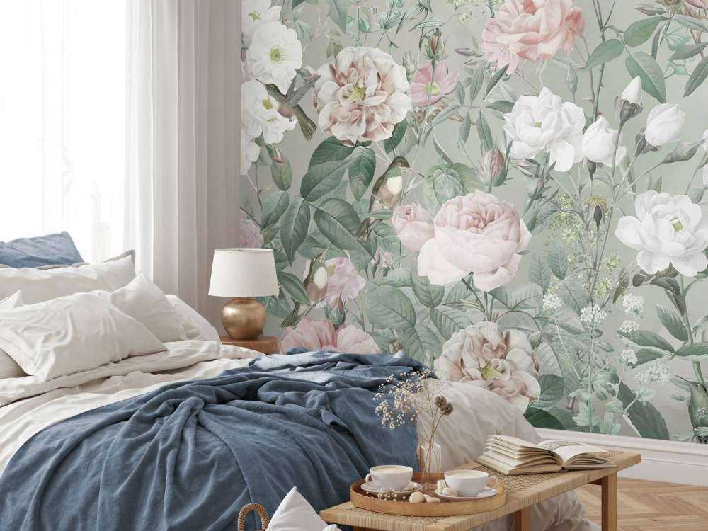 Oiseaux dans le jardin de roses