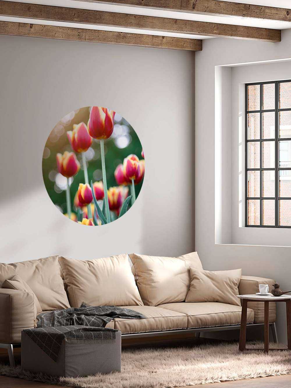 Rouge avec des tulipes jaunes
