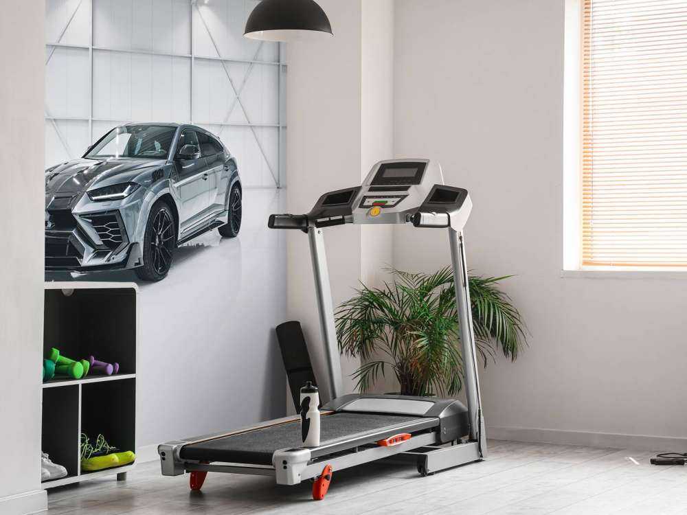 Lamborghini dans le hall blanc