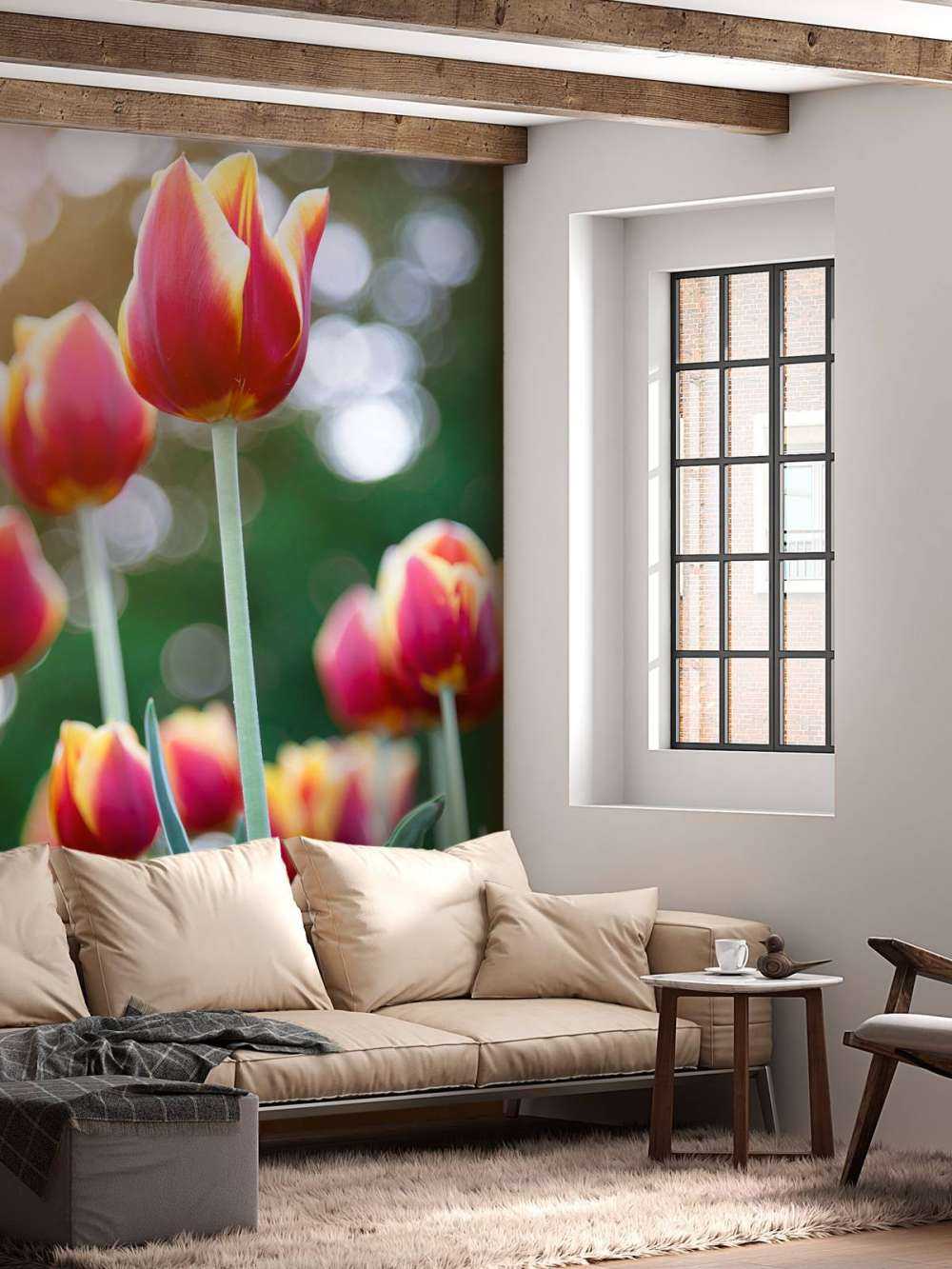 Rouge avec des tulipes jaunes