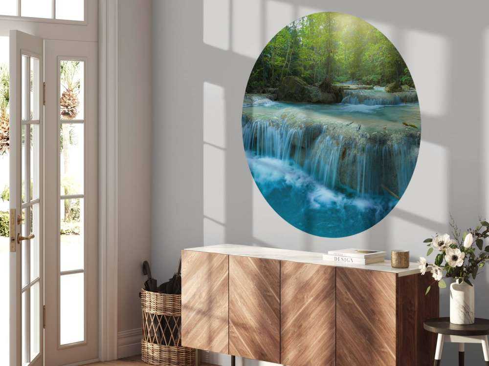 Belle chute d'eau profonde