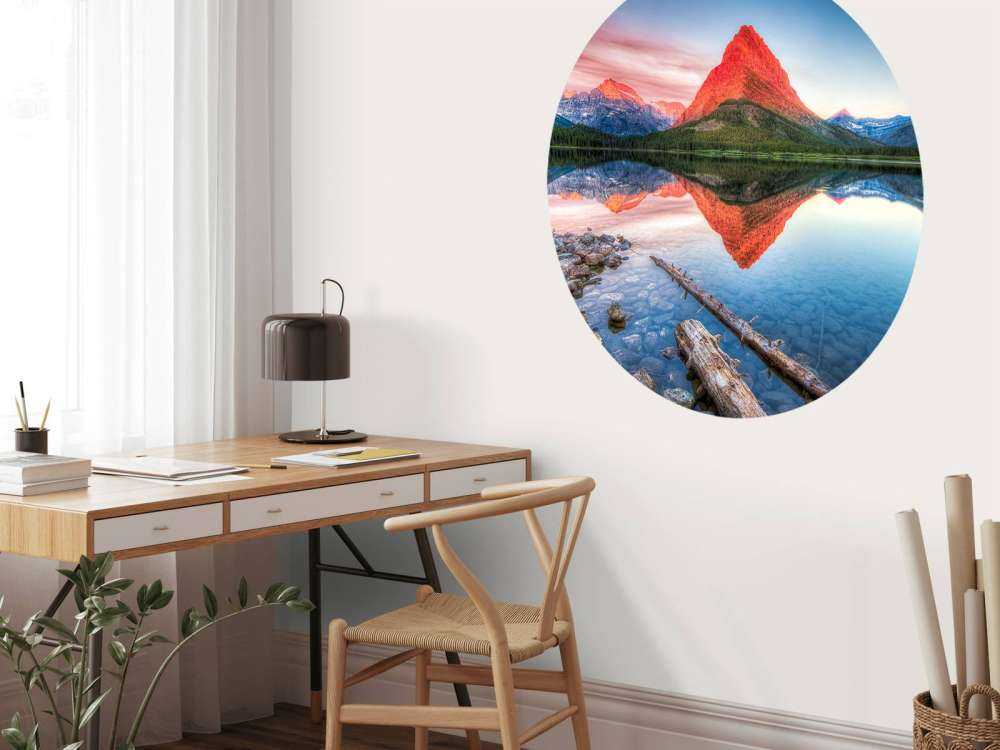 Le sommet d'une montagne rouge