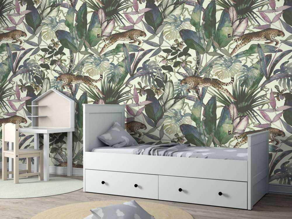 Guépard entre les feuilles tropicales