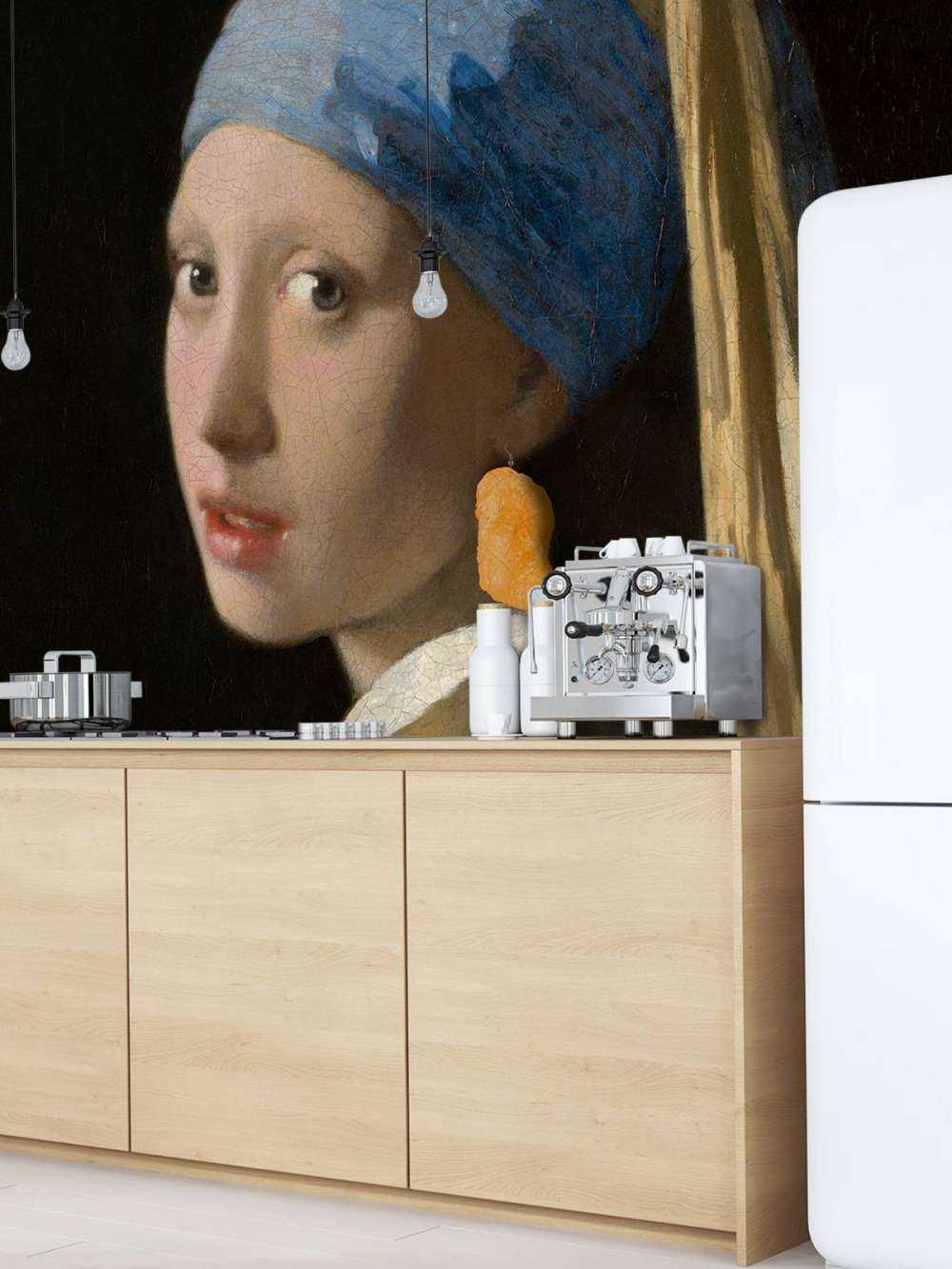 La jeune fille avec un nugget de poulet