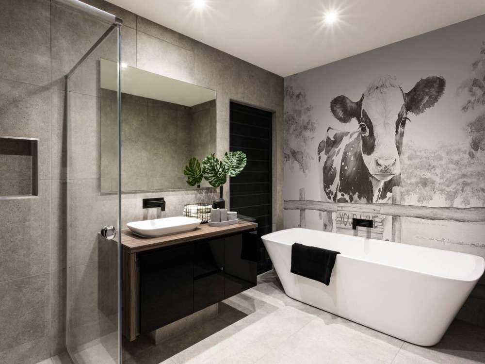 Bébé vache dans un pré beige