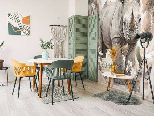 Bébé rhino dans la savane taupe