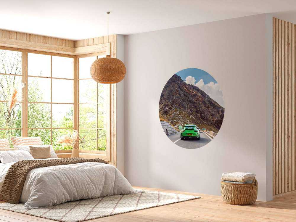 Bergpass avec voiture de sport