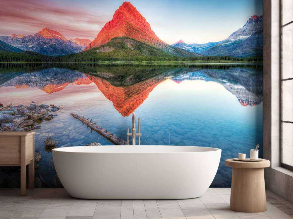 Le sommet d'une montagne rouge