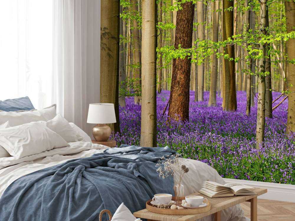 Forêt avec des fleurs violettes
