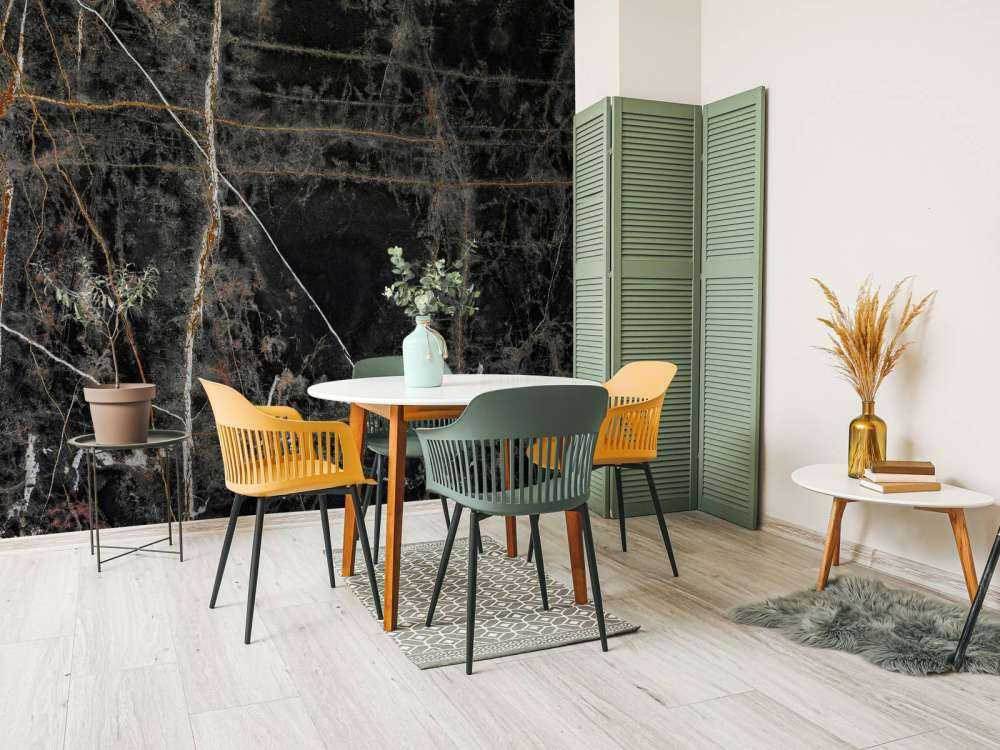 Marbre foncé avec des lignes de couleur cuivre