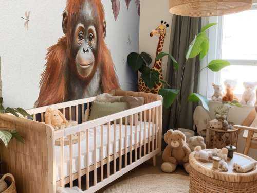 Jeune orang-outan dans la jungle rose