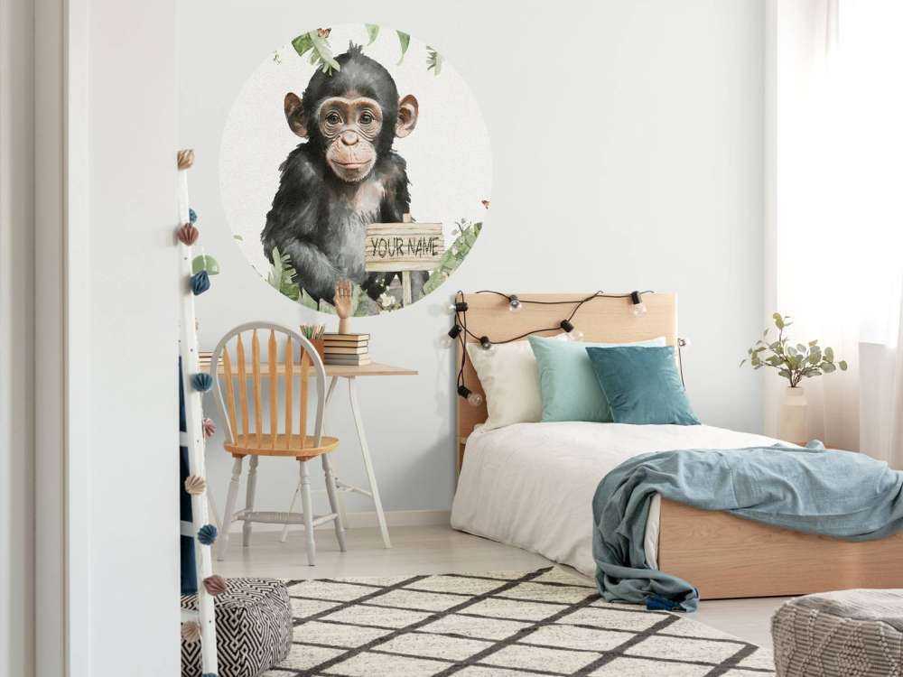 Bébé chimpanzé dans la jungle