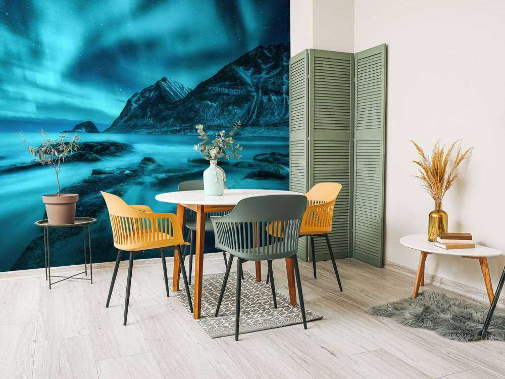 L'aurore boréale bleue avec les montagnes