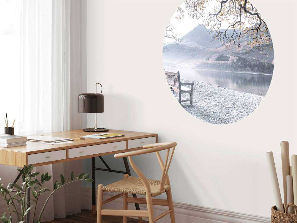 Banc au bord d'un lac apaisant