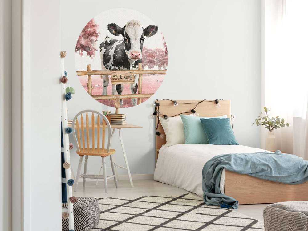 Jeune vache dans un pré rose