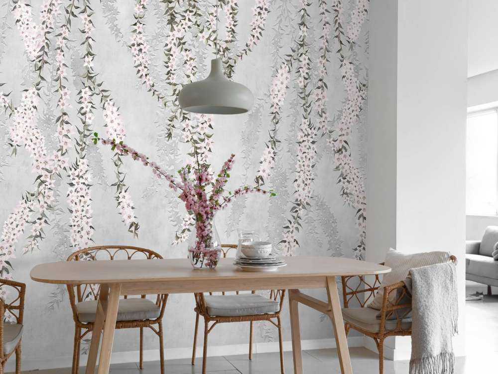 Branches de fleurs sur un mur en béton bleu clair