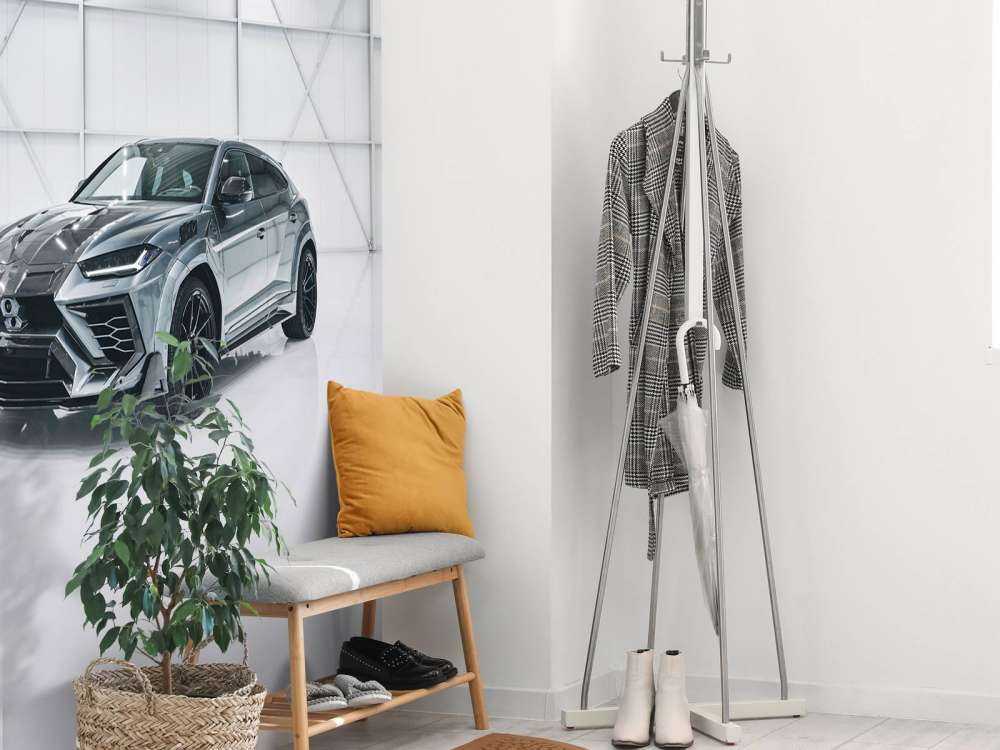 Lamborghini dans le hall blanc