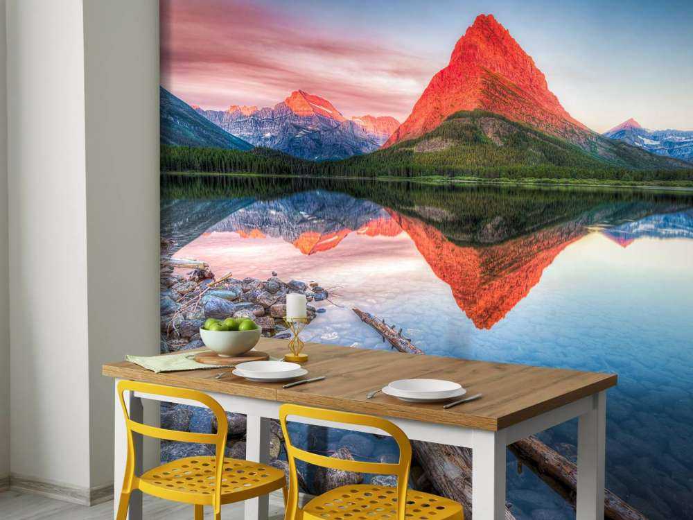 Le sommet d'une montagne rouge