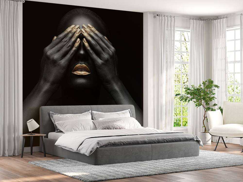 Femme avec les mains devant les yeux