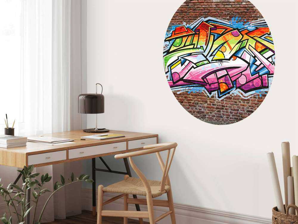 Graffiti sur brique rouge